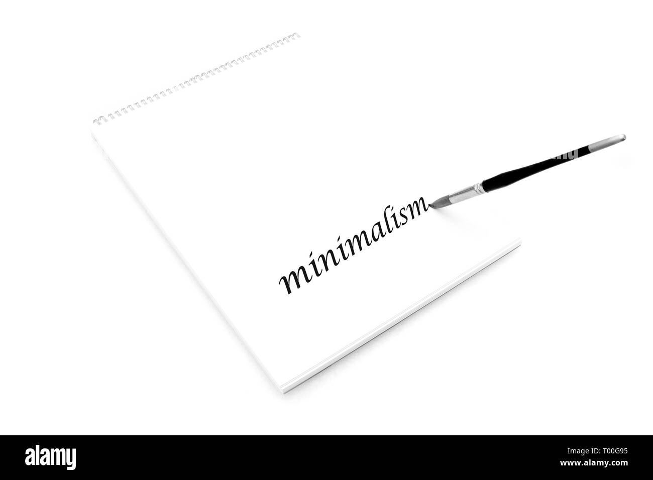 Minimalismus, minimalistisches Konzept Weißbuch Notizblock mit Pinsel schreiben Stockfoto