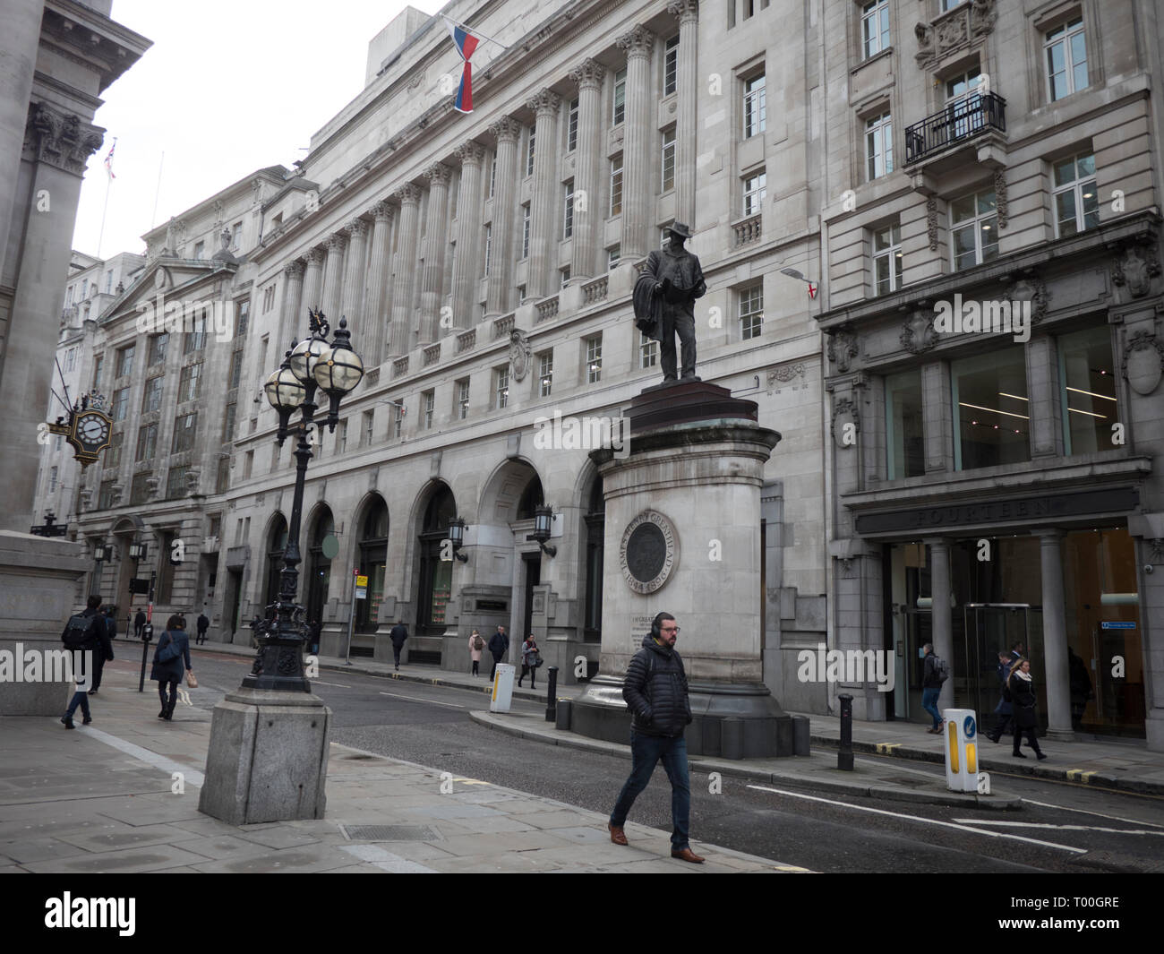 VTB russische Bank, Banking Hall, 14 Cornhill, mit Statue von James Henry Greathead im Vordergrund Stockfoto