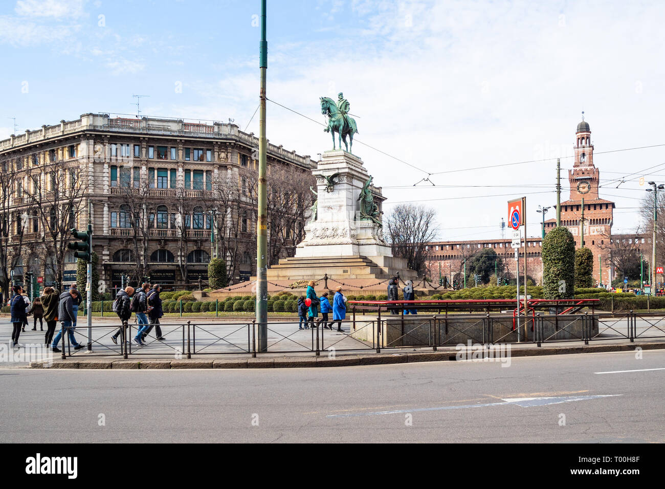 Mailand, Italien - 24. FEBRUAR 2019: Touristen auf Platz Largo Cairoli in der Nähe von Monument zu Giuseppe Garibaldi in Mailand Stadt. Die Statue wurde 1895 erstellt b Stockfoto