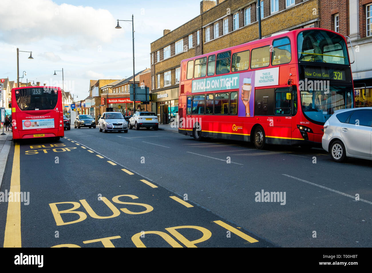 Forschergruppen Gruppe Double Decker Bus, High Street, Sidcup, Kent Stockfoto