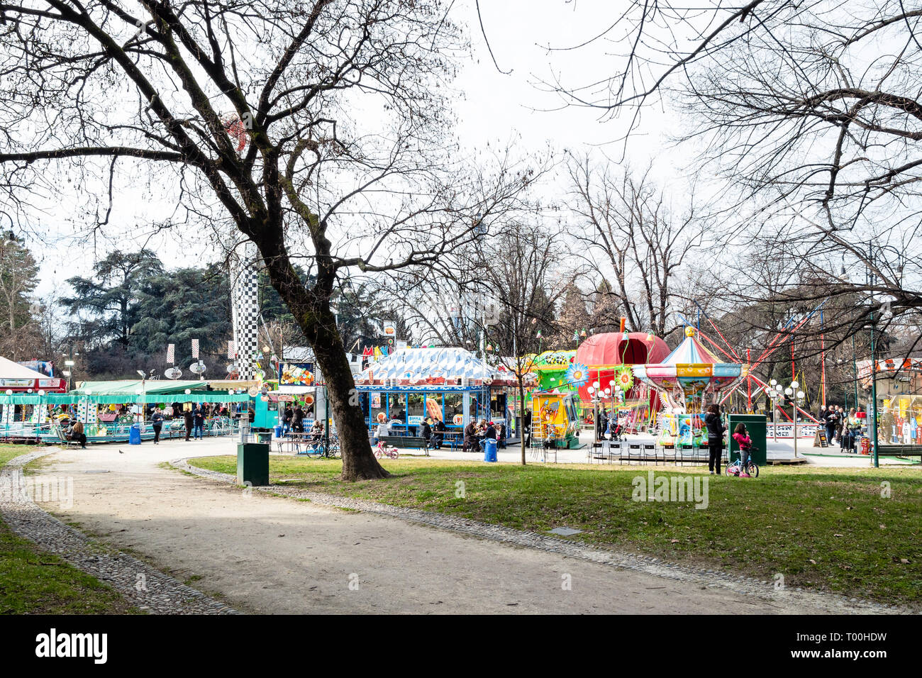 Mailand, Italien - Februar 24, 2019: Die Menschen in Vergnügungspark im Parco Sempione des Castello Sforzesco (Schloss Sforza) in Mailand. Das Castel wurde durch D Stockfoto