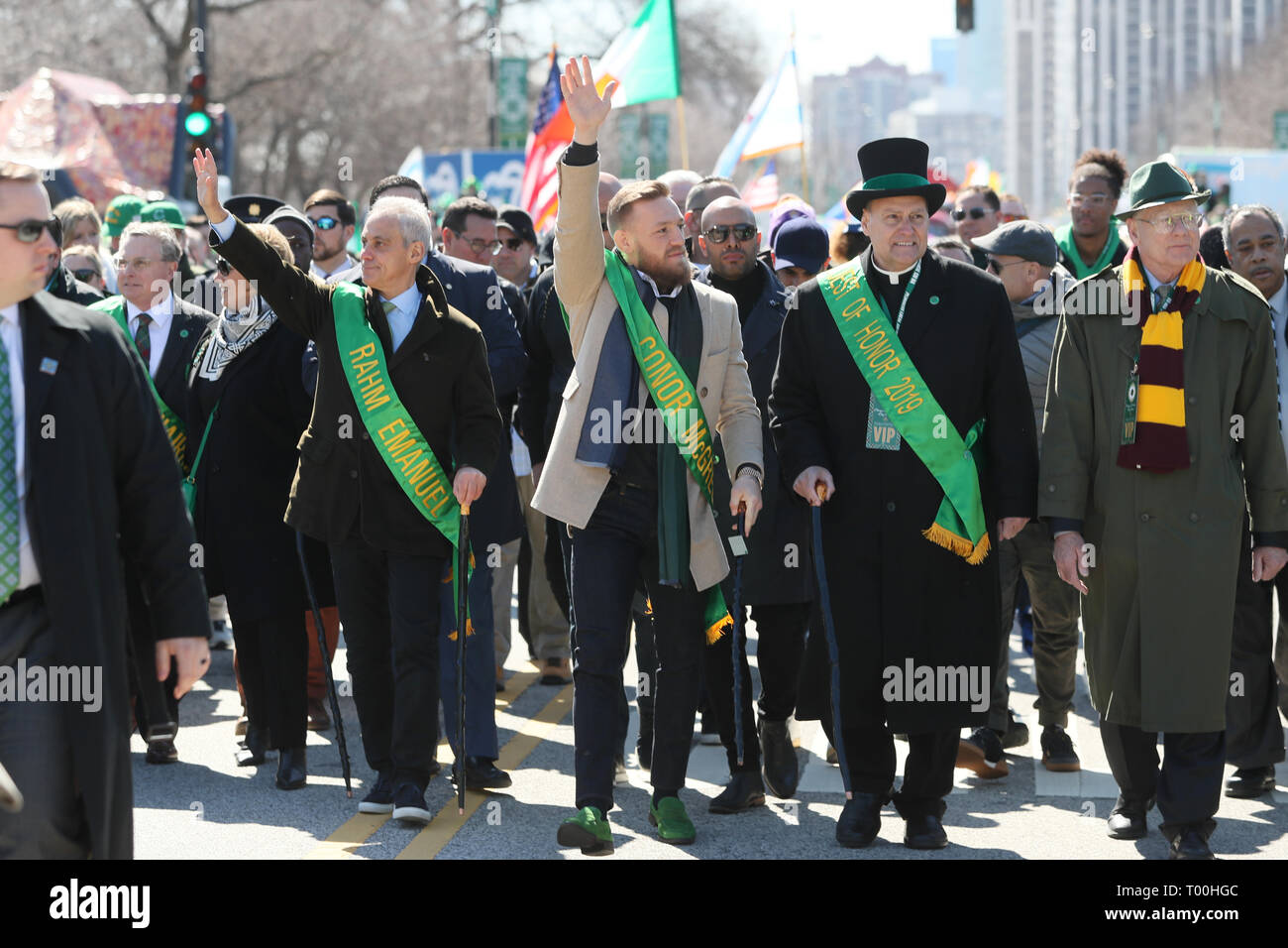 Irische Mixed Martial Artist Conor McGregor verbindet Bürgermeister von Chicargo Rahm Emanuel während des St. Patrick's Day Parade in Chicago. Stockfoto