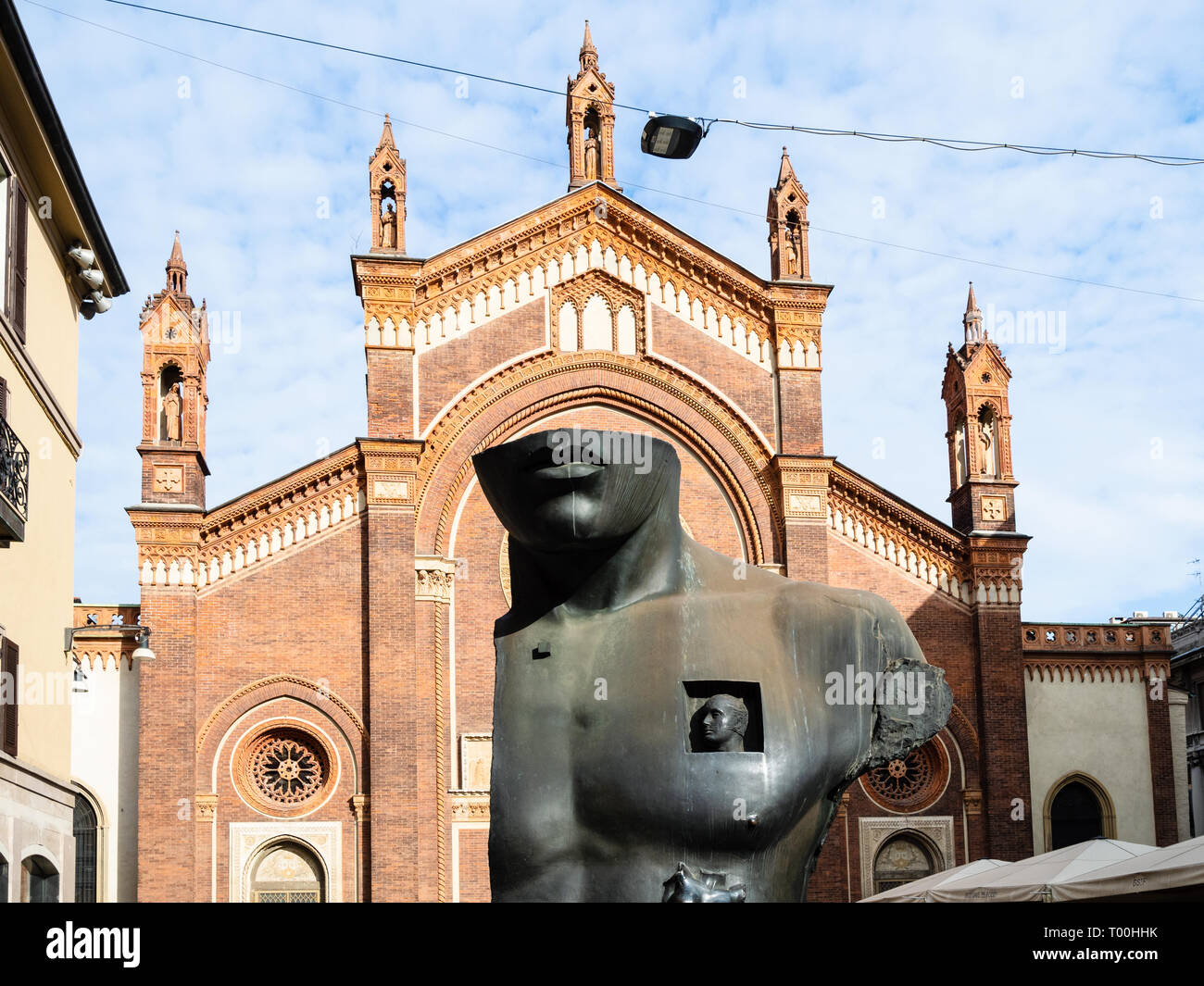 Mailand, Italien - Februar 24, 2019: outdoor Skulptur Brust in der Hälfte von Igor Mitoraj vor der Kirche Chiesa di Santa Maria del Carmine in Brera distri Stockfoto