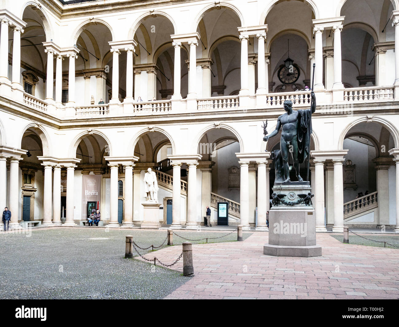 Mailand, Italien - 24. FEBRUAR 2019: Besucher im Cortile d'onore Innenhof des Palazzo Brera, Haus der Pinacoteca di Brera (Galerie Brera) in Mailand ci Stockfoto
