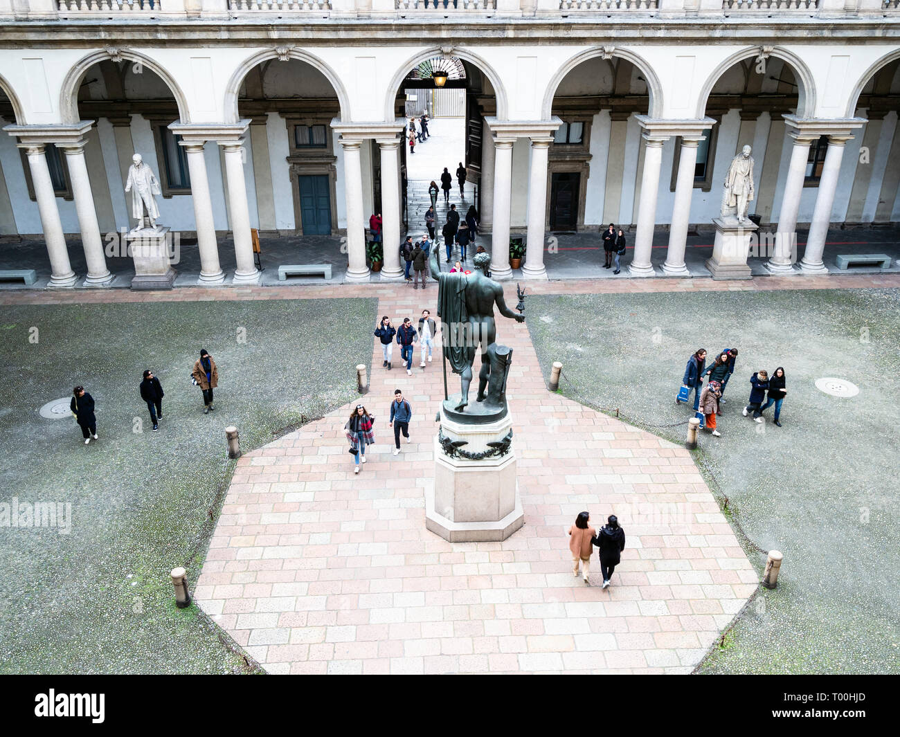 Mailand, Italien - 24. FEBRUAR 2019: oben Blick auf Touristen im Cortile d'onore Innenhof des Palazzo Brera, Haus der Pinacoteca di Brera (Brera Galler Stockfoto