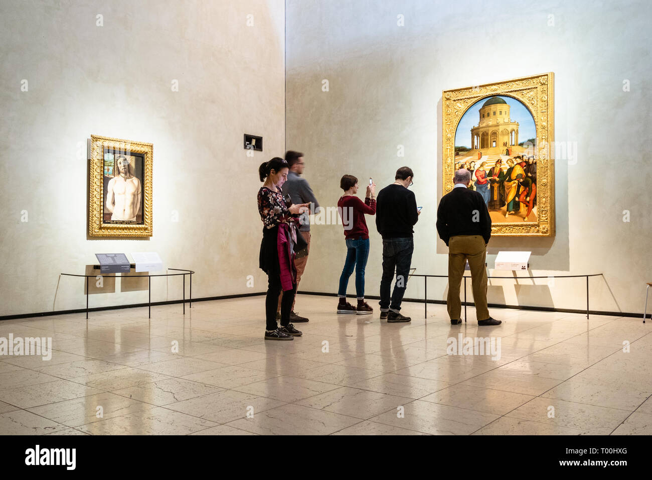 Mailand, Italien - 24. FEBRUAR 2019: die Menschen sehen Gemälde in der Pinacoteca di Brera (Galerie Brera) in Mailand. Der Brera ist nationaler Bildergalerie Stockfoto