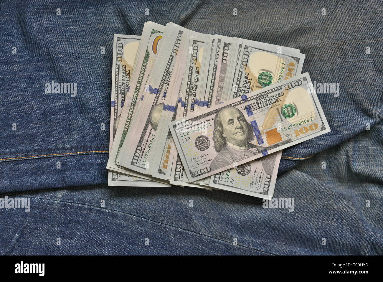 100 Amerikanischen Dollar Bill aus der blauen Jeans pocket klemmt. Stockfoto 100 Amerikanischen Dollar Bill aus der blauen Jeans pocket klemmt. Stockfoto