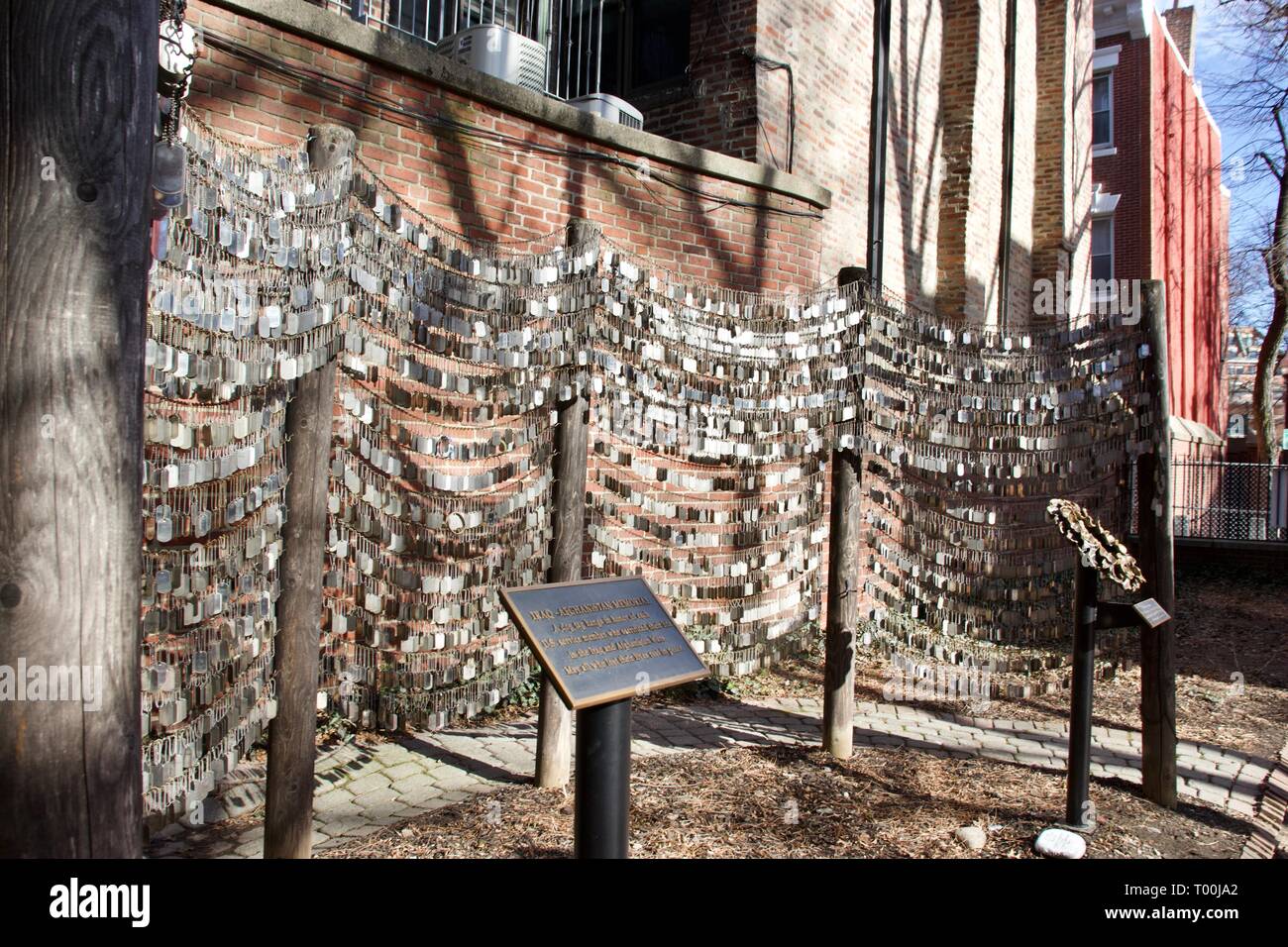 Boston Dog Tag Denkmal für gefallene Soldaten im Irak und in Afghanistan, die von der Old North Church in Boston. Stockfoto