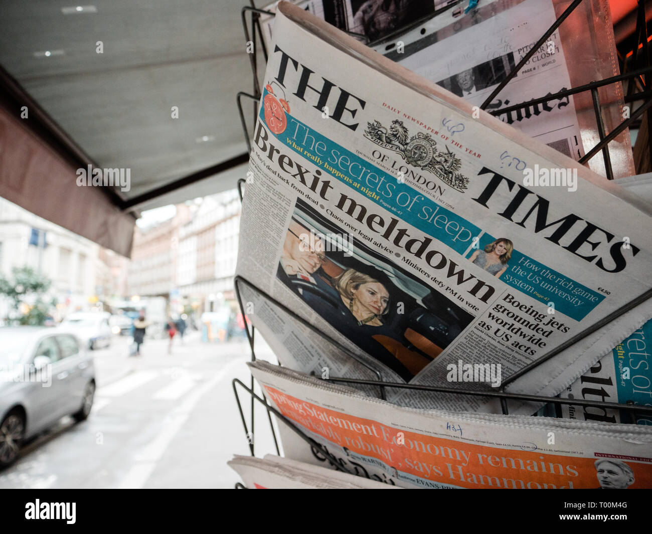 Paris, Frankreich, 15. März 2019: britische Abgeordnete stimmten für eine Verzögerung in der Brexit Prozess für drei Monate oder mehr Tageszeitung The Times mit Deckel mit Brexit Meltdown Mann drücken Sie kaufen Stockfoto