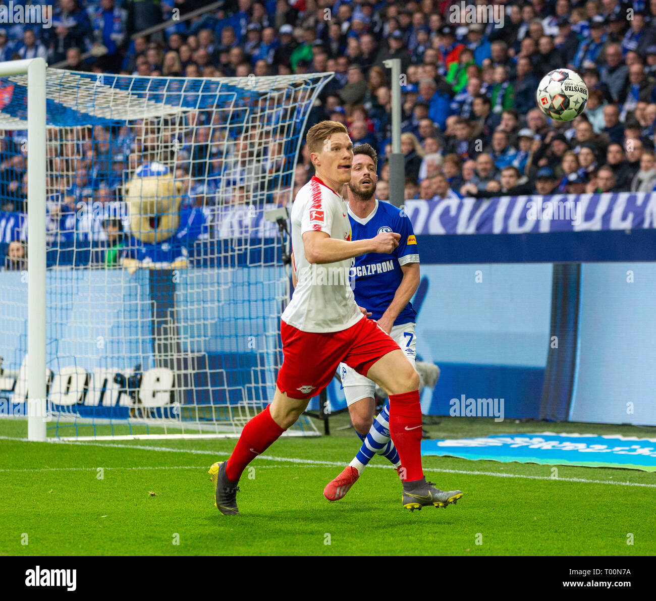 Sport, Fußball, Bundesliga, 2018/2019, FC Schalke 04 vs RB Leipzig 0-1, Veltins Arena Gelsenkirchen, Szene des Spiels, Marcel Halstenberg (Leipzig) nach links, und markieren Uth (S04), DFL-Bestimmungen verbieten die Verwendung von Fotografien als BILDSEQUENZEN UND/ODER QUASI-VIDEO Stockfoto