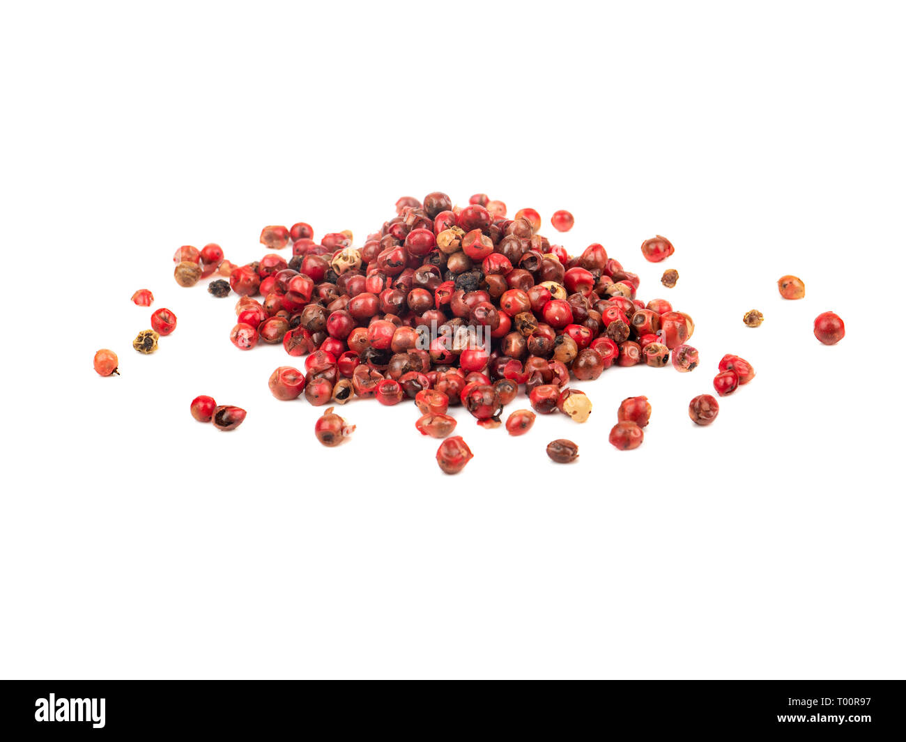 Stapel der roten Paprika Erbsen auf weißem Hintergrund Stockfoto