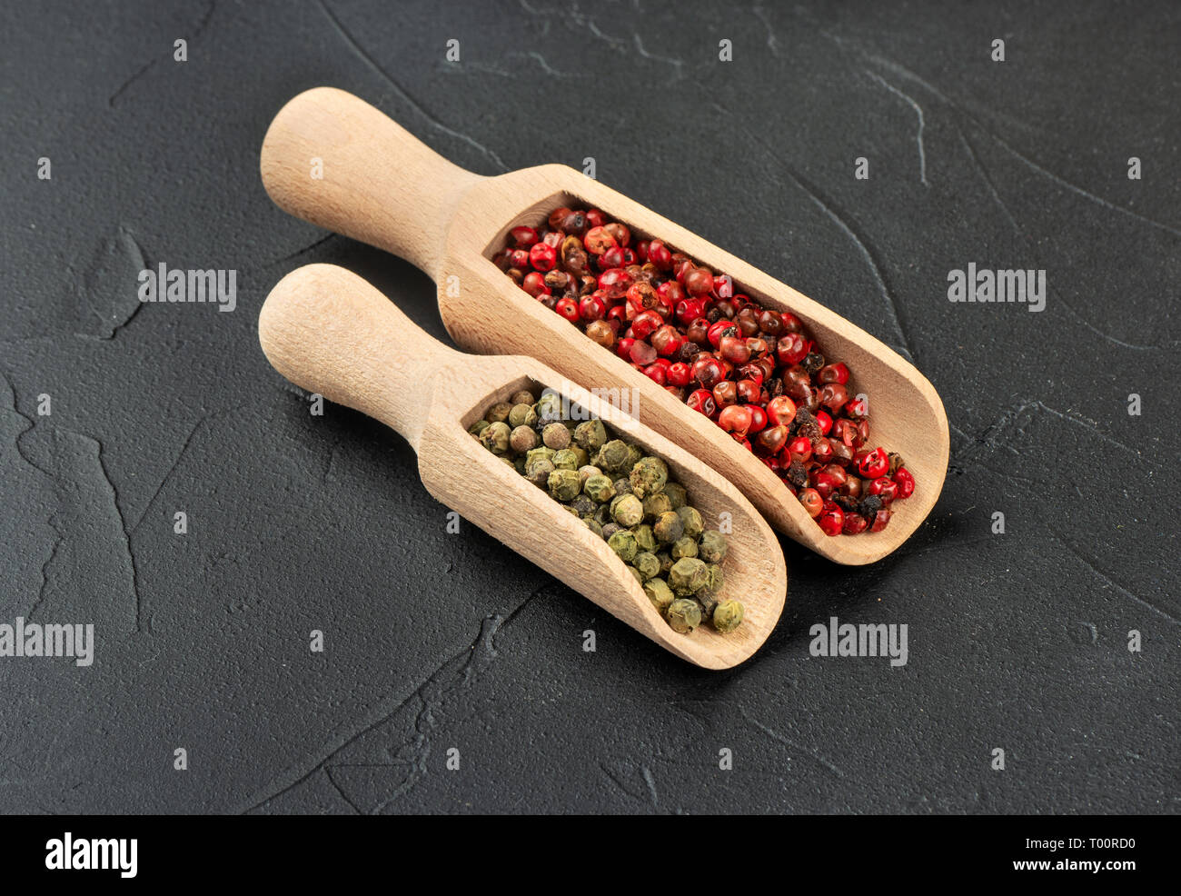 Rote und grüne Paprika, Erbsen in die Schaufel auf einen konkreten Hintergrund Stockfoto