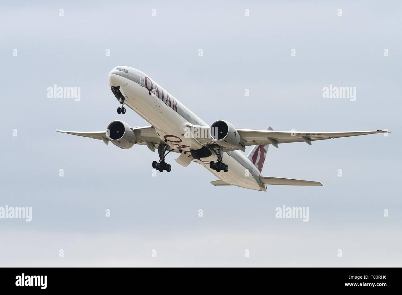 ISTANBUL, Türkei - 30. SEPTEMBER 2018: Qatar Airways Boeing 777-3 DZER (CN 36104) zieht aus Istanbul Ataturk Flughafen. Qatar Airways hat 220 Flotte Stockfoto