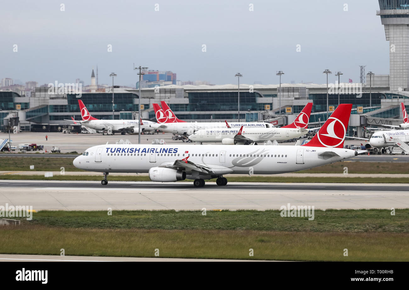 ISTANBUL, Türkei - 30. SEPTEMBER 2018: Turkish Airlines Airbus A 321-231 (CN 3637) hebt ab Flughafen Istanbul Atatürk. Dein ist die Fluggesellschaft von Stockfoto