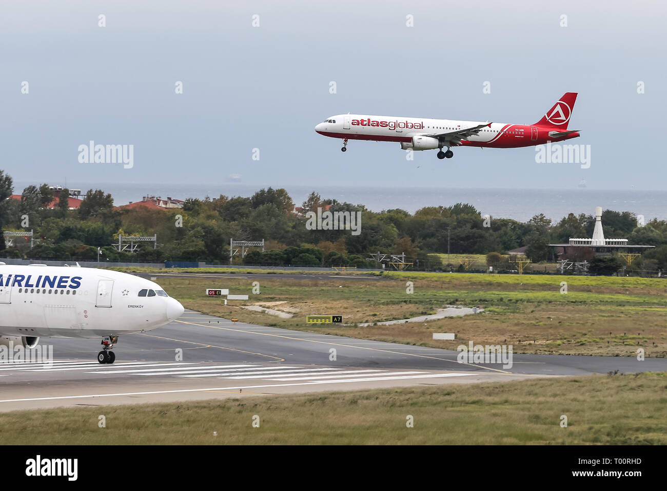 ISTANBUL, Türkei - 30. SEPTEMBER 2018: AtlasGlobal Airlines Airbus A 321-231 (CN806) Landung Flughafen Istanbul Atatürk. AtlasGlobal hat 18 Flotte siz Stockfoto