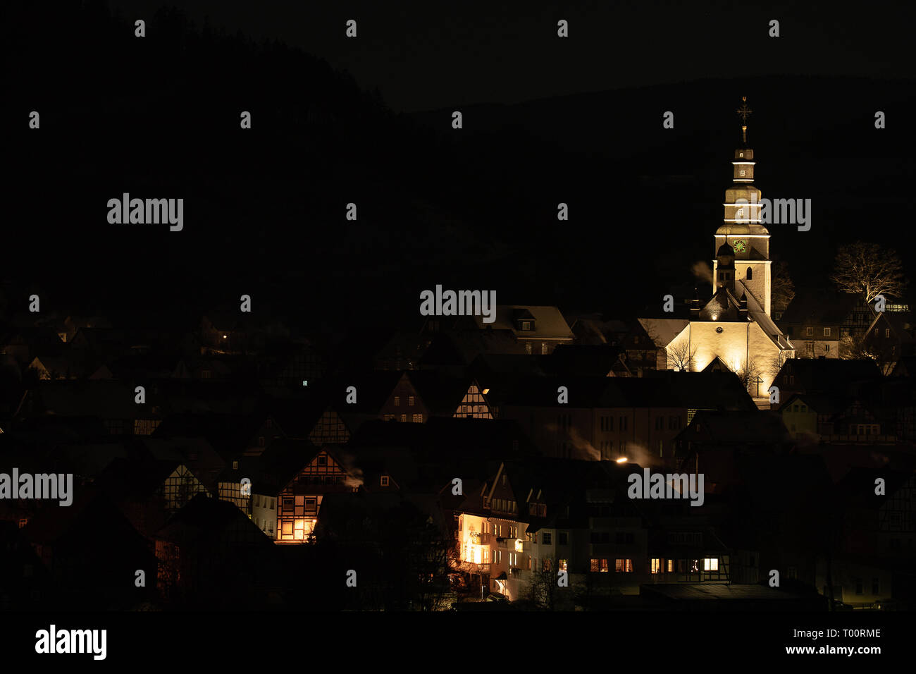 Deutsche Stadt Hallenberg bei Nacht Stockfoto