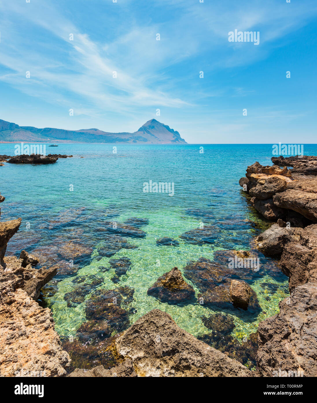 Azure Tyrrhenische Meer malerische Bucht, Monte Cofano mount und Cala di Punta Lunga felsigen Küste, Taormina, San Vito Lo Capo, Sizilien, Italien Stockfoto