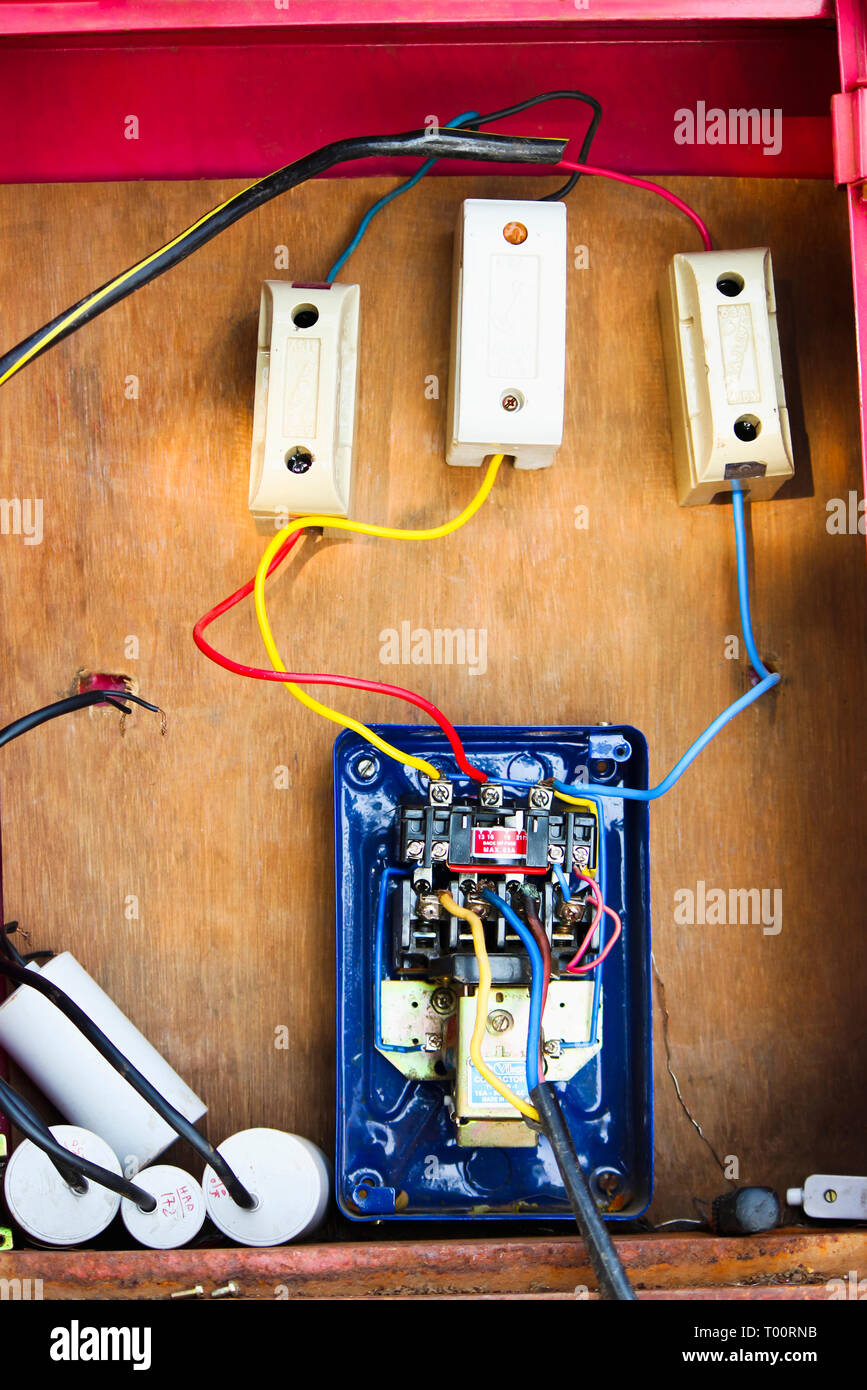 Elektrische Leitungen, Sicherungen und Kabel zum Motor Starter befestigt. Stockfoto