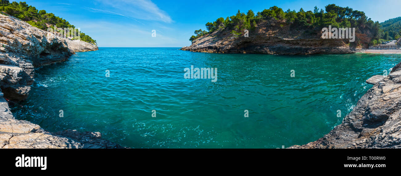 Sommer Baia della Pergola kleinen ruhigen ruhigen Strand, Halbinsel Gargano in Apulien, Italien Stockfoto