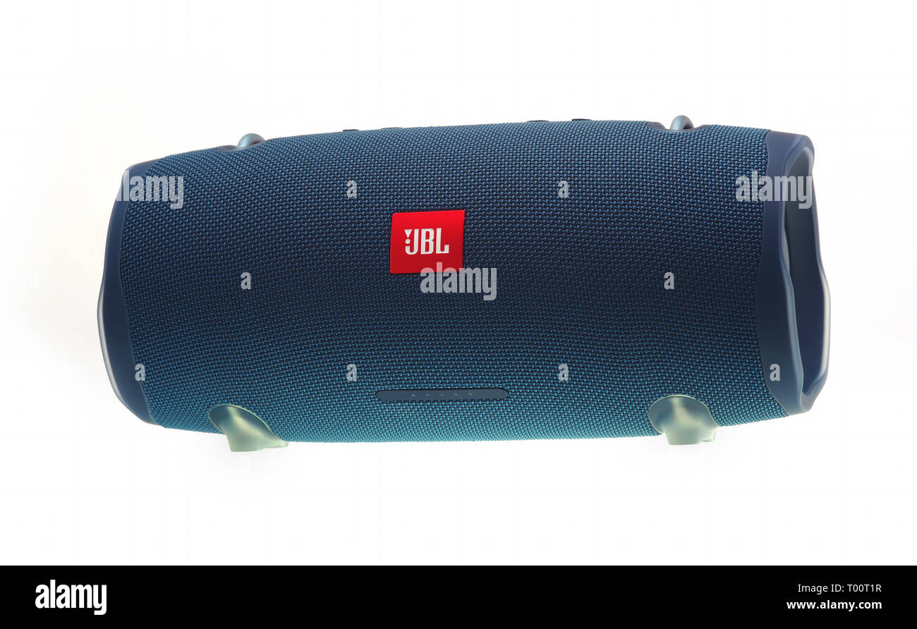PIATRA Neamt, Rumänien - 26. JANUAR 2019: JBL Bluetooth Lautsprecher auf einem weißen Hintergrund. JBL Extreme ist ein tragbarer Lautsprecher von Harman, dass del Stockfoto