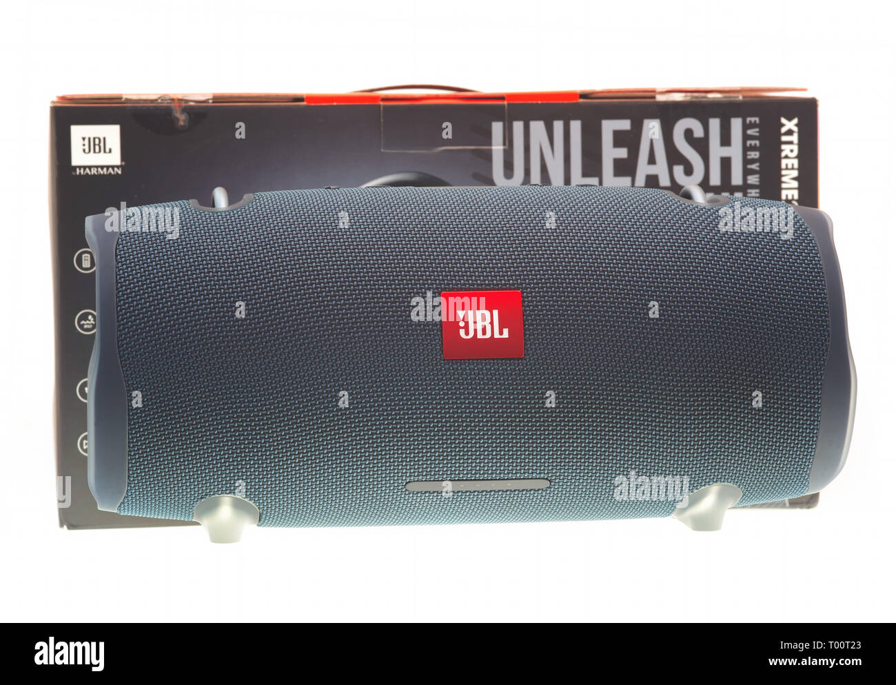 PIATRA Neamt, Rumänien - 26. JANUAR 2019: JBL Bluetooth Lautsprecher auf einem weißen Hintergrund. JBL Extreme ist ein tragbarer Lautsprecher von Harman, dass del Stockfoto