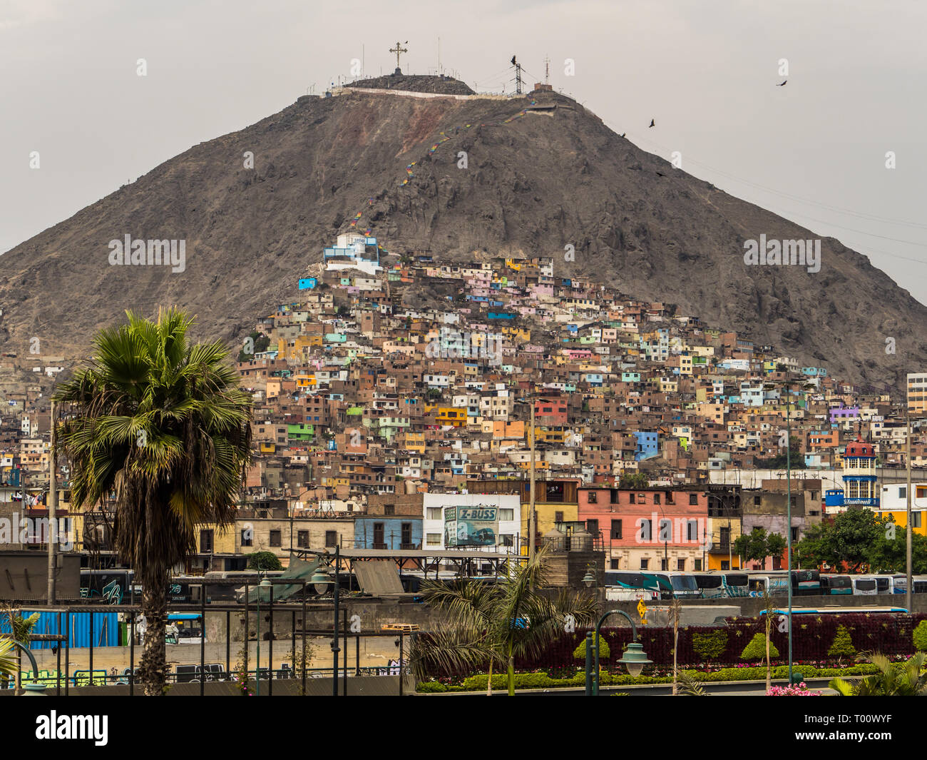 Lima, Peru - 07 Dezember, 2018: Teil des Slums an der Seite des Cerro San Cristobal, Anden, Lima, Peru Stockfoto
