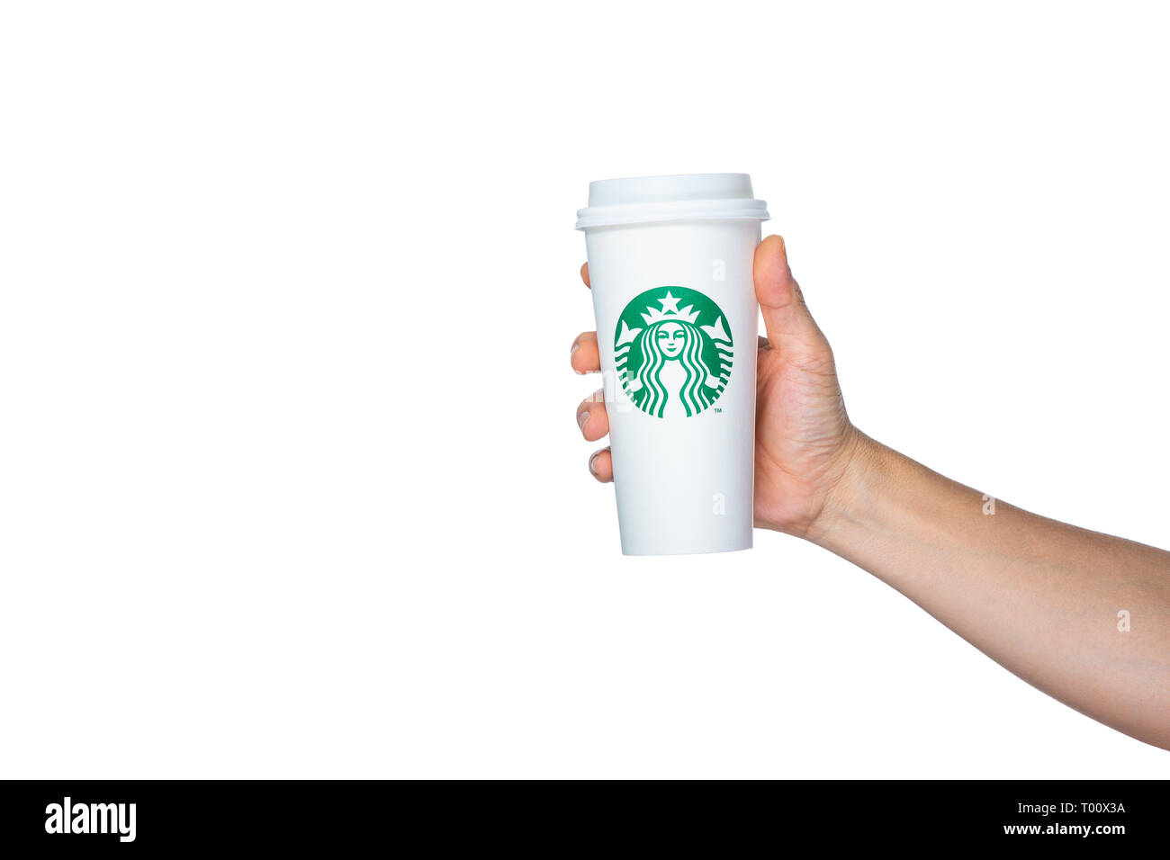 Chiang Mai, Thailand - 16. März 2019 - eines Menschen Hand hält eine Venti größe Starbucks Tasse mit seinem Logo auf weißem Hintergrund in Chiang Mai, Thailand Stockfoto