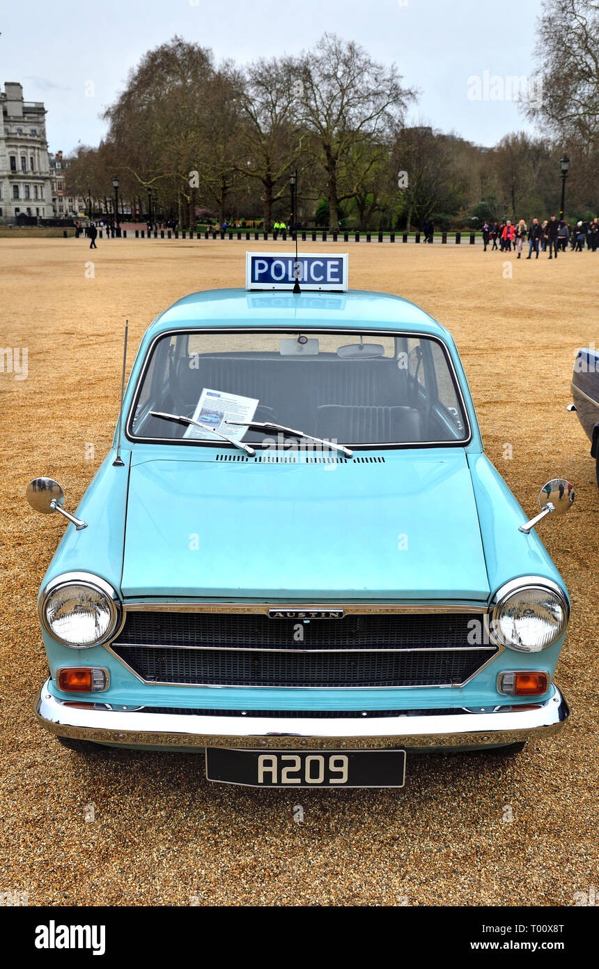 London, Großbritannien. 8. März 2019. Vintage Polizei Austin 1100 MKII (1973) in einer Anzeige der alten Polizei Autos in Horse Guards Parade, die zeitgleich mit einem März bis Stockfoto
