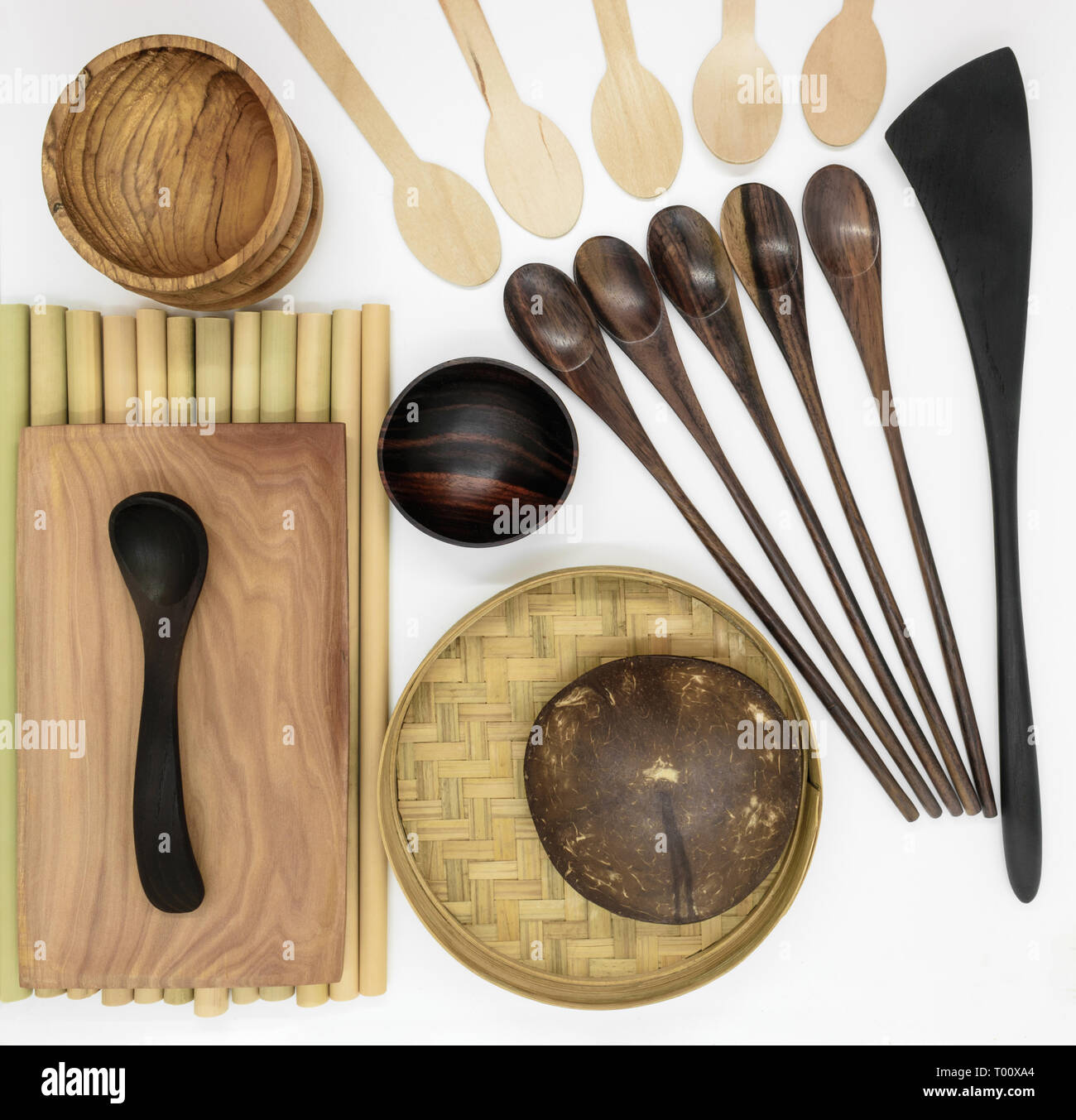 Satz von verschiedenen exotischen Holz- Geschirr auf weiem Hintergrund. Set  besteht Kokos, Bambus und Palmen Schalen, Schsseln, Lffel, Spatel  Stockfotografie - Alamy