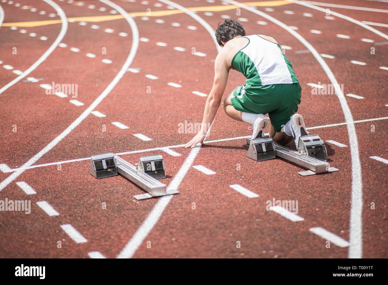 Schülerinnen und Schüler beteiligen sich in einer Schiene und Feld 100 Meter dash Rennen Stockfoto