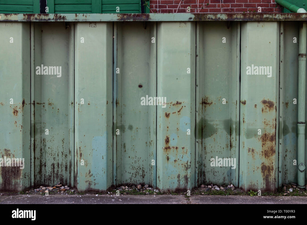 Grüne Blech in den Hafen stapeln Stockfoto