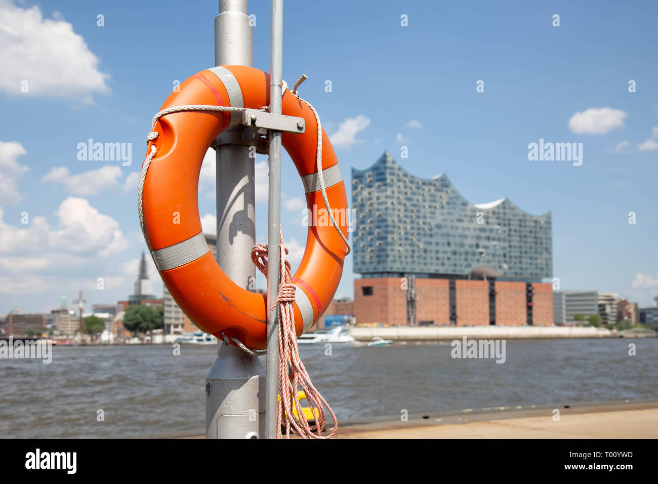 Rettungsring am Jetty mit Hintergrund aus der oberen Hafen in Hamburg. Stockfoto