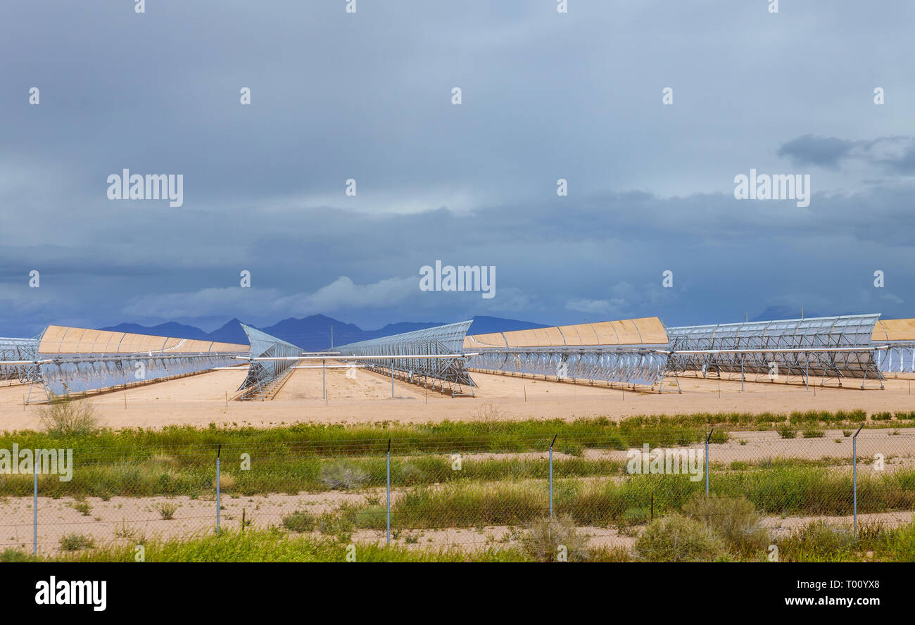 Alternative Energie Quellen und Warmwasserbereiter an einem mit Solarenergie Stockfoto