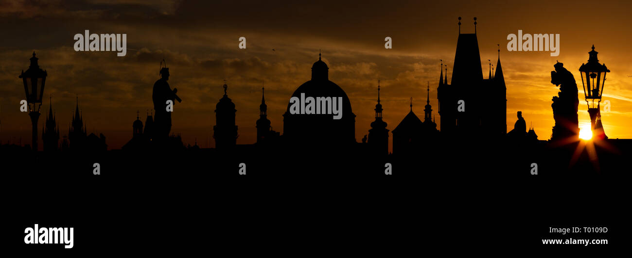 Praghe - Die Karlsbrücke Silhouette in den Sonnenaufgang. Stockfoto