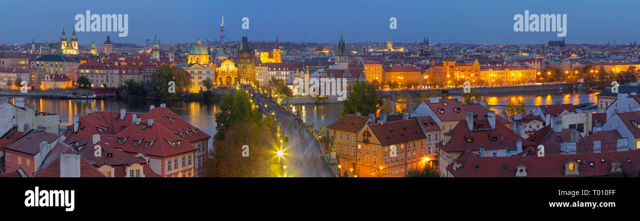 Prag, tschechische Republik - 15. Oktober 2018: Das Panorama der Stadt mit der Charles Brücke und der Altstadt am Abend. Stockfoto
