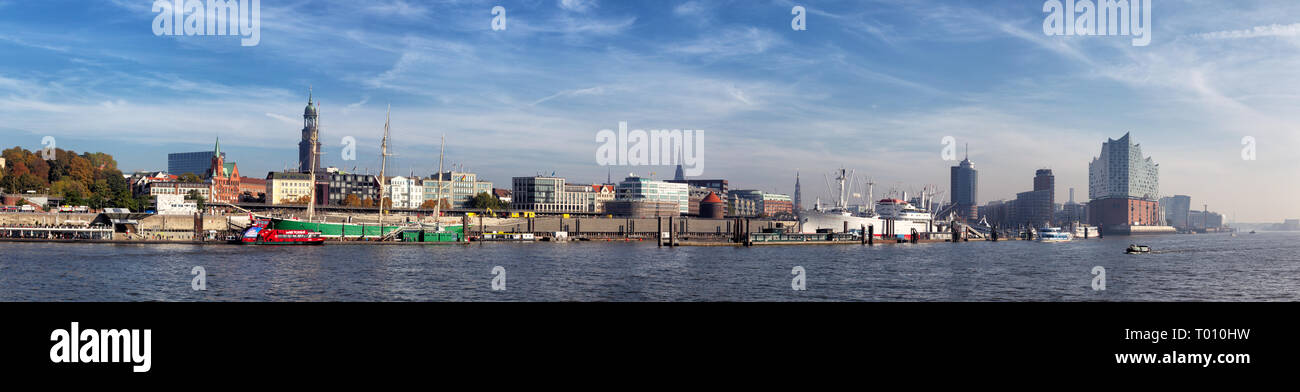 Panorama auf den Hafen von Hamburg mit der Elbphilharmonie. Stockfoto