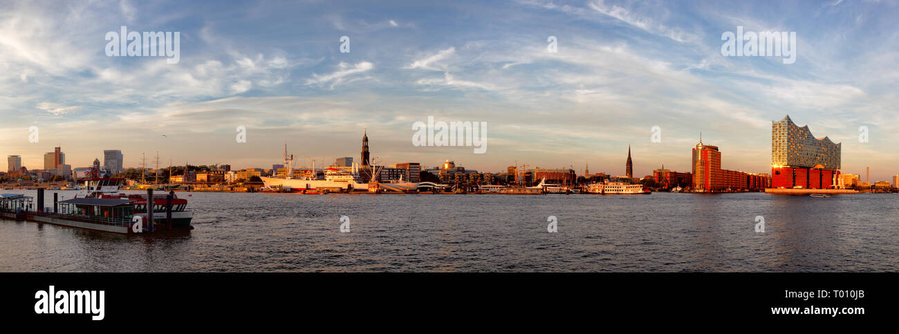 Panorama auf den Hafen von Hamburg mit der Elbphilharmonie im Abendlicht. Stockfoto