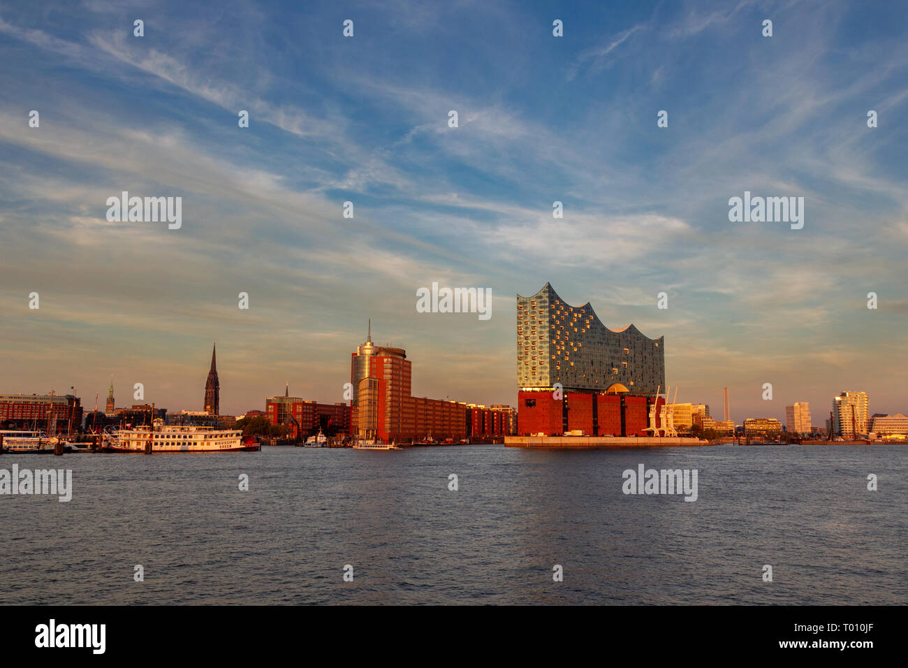 Elbphilharmonie im Hafen von Hamburg, Deutschland im Abendlicht. Stockfoto