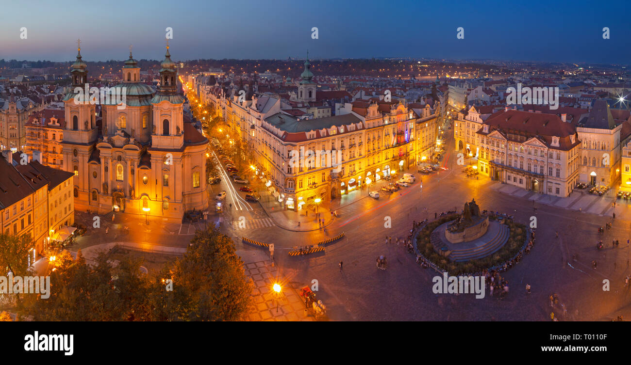 Prag - das Panorama mit der St. Nikolaus Kirche, staromestske Platz und die Altstadt in der Abenddämmerung. Stockfoto