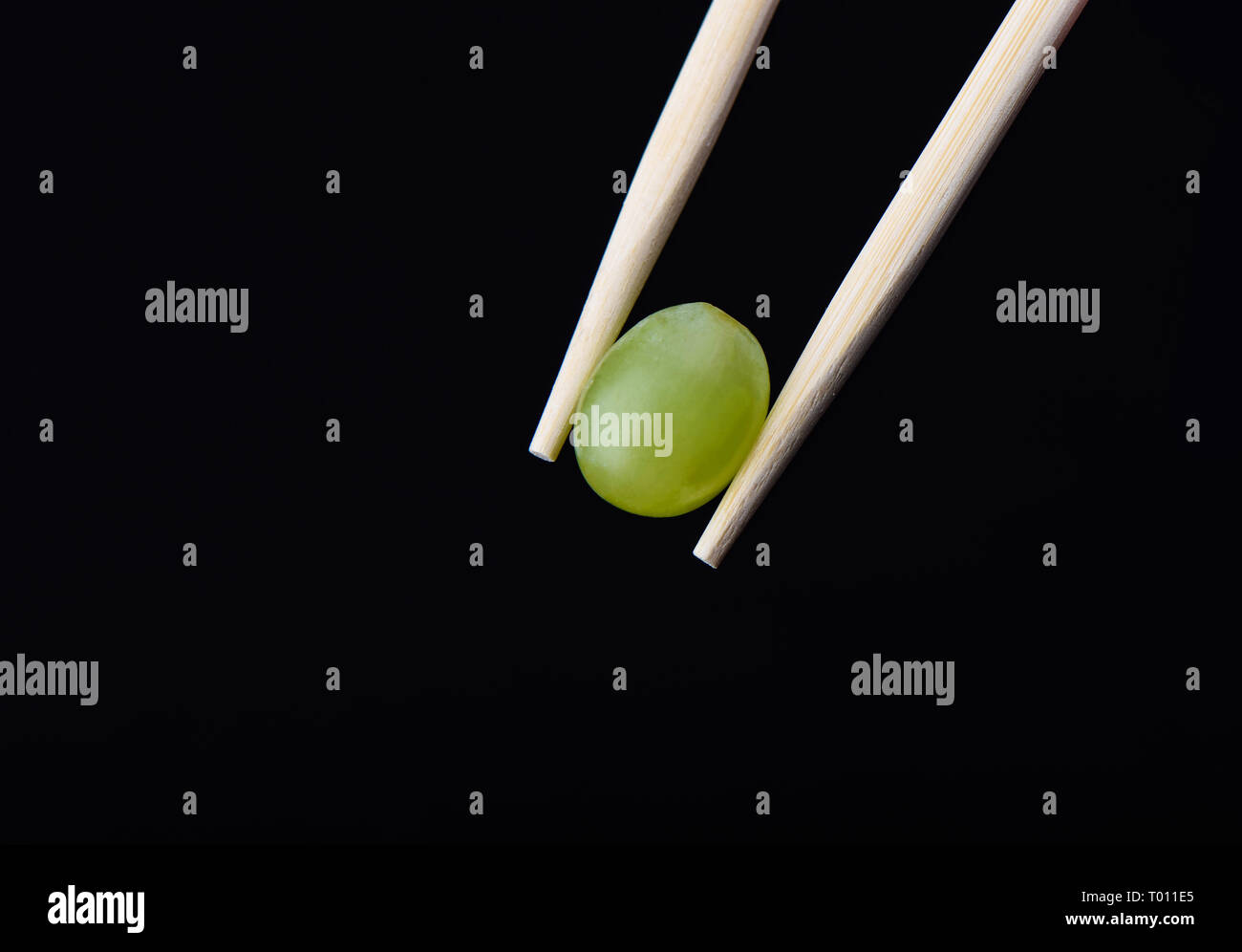 Grape berry in Stäbchen über schwarzen Hintergrund. Platz kopieren Stockfoto