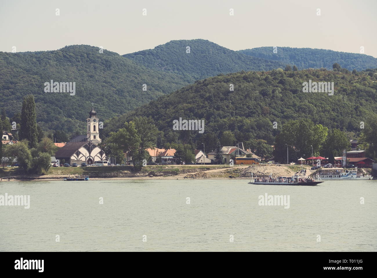 Visegrad Stadt und Donau mit der Kirche und mit der Fähre Stockfoto