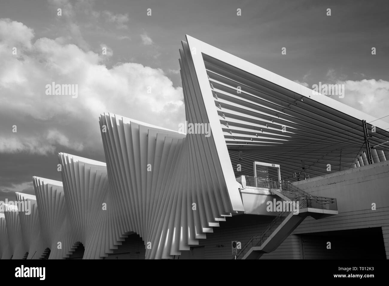 REGGIO EMILIA, Italien, 13. April 2018: Die Reggio Emilia AV Mediopadana Bahnhof in der Dämmerung des Architekten Santiago Calatrava. Stockfoto