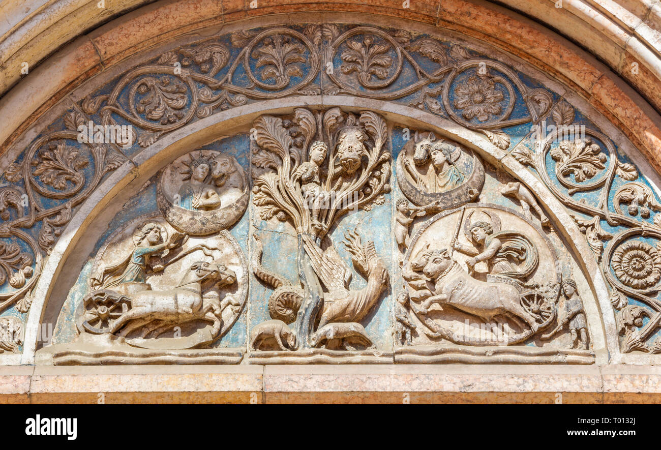 PARMA, Italien - 17. APRIL 2018: Die symbolischen romanischen Relief auf dem Baptisterium. Stockfoto