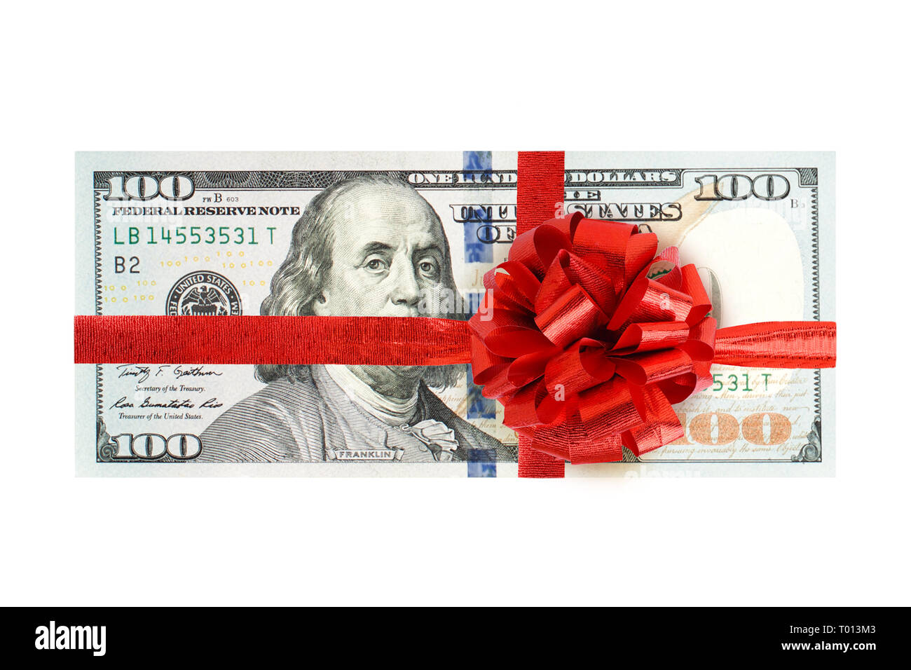 Hundert us Dollar mit roter Schleife auf weißem Hintergrund. Geschenk 100 US Dollar Bank Note cash Geld Stockfoto