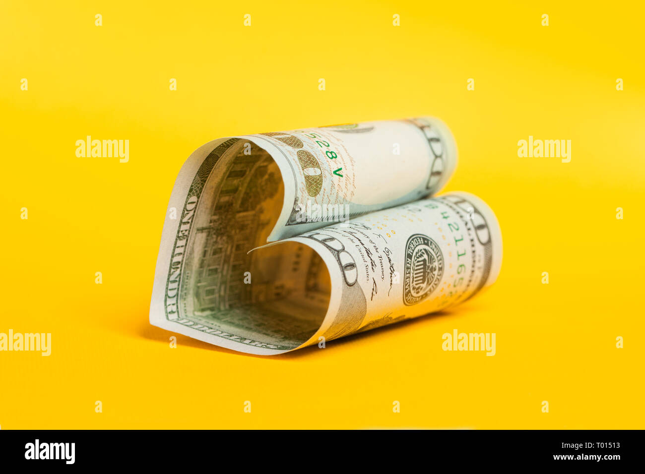 100 Bill. Herzen von Dollar Hinweis auf Gelb. Win-win, Geschenk, Einlagen und kommerzielle Geldanlage gewinn Konzept Stockfoto