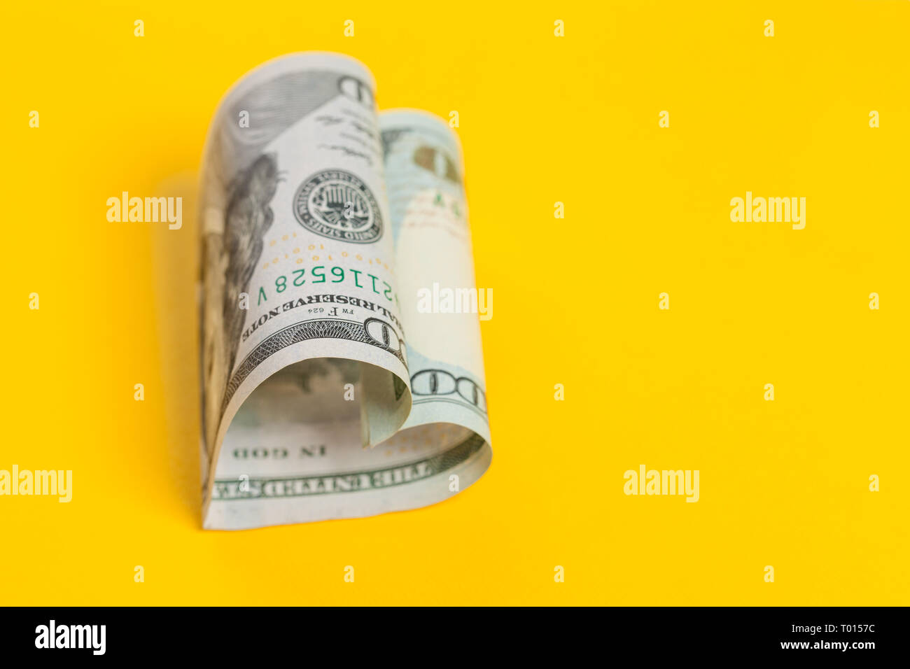 Dollar Herz auf gelben Hintergrund mit kopieren. Win-win, kommerzielle Geld Investitionen, Gewinn und Darlehen Konzept. 100 US-Dollar Hinweis Stockfoto