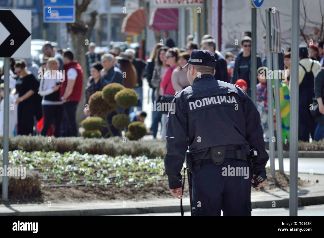 Serbische Polizisten patrouillieren während der slawischen Festival in Svilajnac, Serbien, Europa Stockfoto