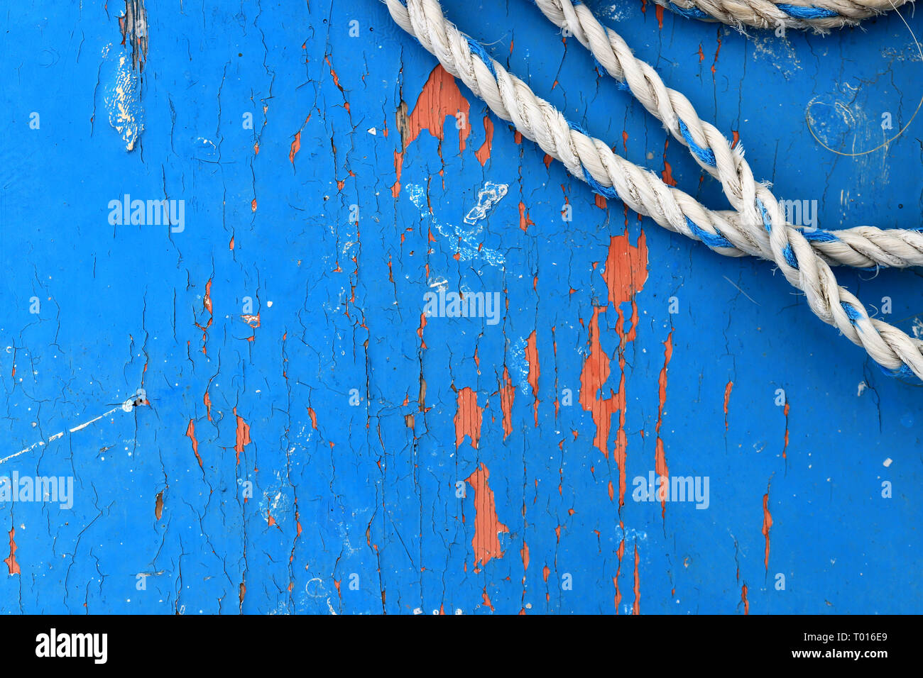 Blau lackiertes Holz Textur mit Seil. Verwitterten lack Holzbrett. Natürliche Holzstruktur Hintergrund. Stockfoto