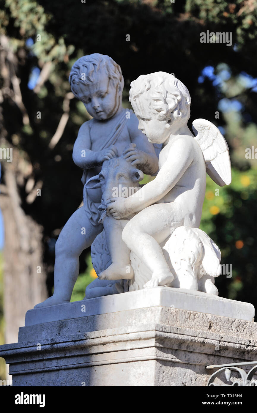 Skulptur von zwei Engel auf Sockel Stockfoto