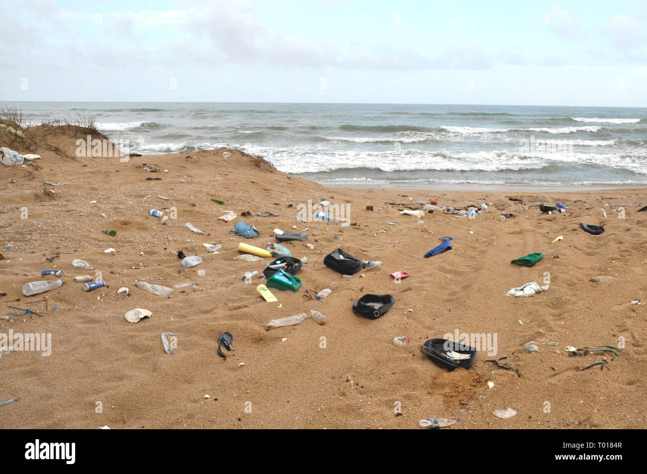 Verschmutzten Strand im Osten Oman Stockfoto